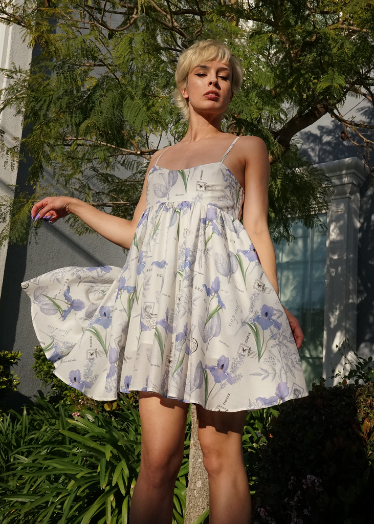 Amy wearing a size small Marili dress in the Botany Iris print