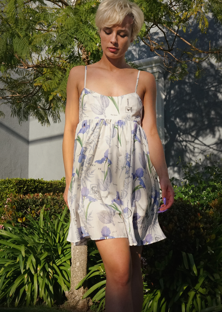Amy wearing a size small Marili dress in the Botany Iris print